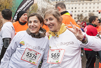 Imagen de dos corredoras del Grupo Tragsa antes de comenzar la carrera