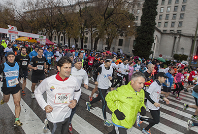 Imagen de los corredores tras comenzar la carrera