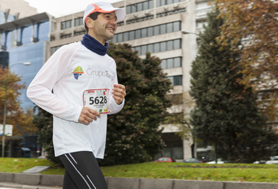 Imagen de corredor del Grupo Tragsa durante el circuito por el Paseo de la Castellana (Madrid)