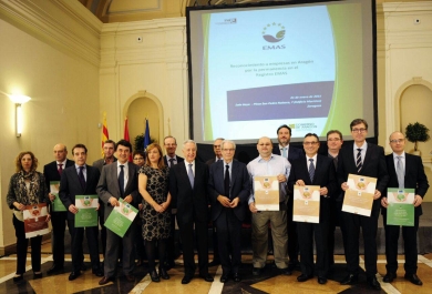 Foto de familia con los representantes de las empresas reconocidas con autoridades del Gobierno de Aragón 