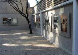 Cartelería de la exposición en el patio de la casa de Buñuel.