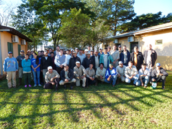 Foto del personal de la finca en los jardines.