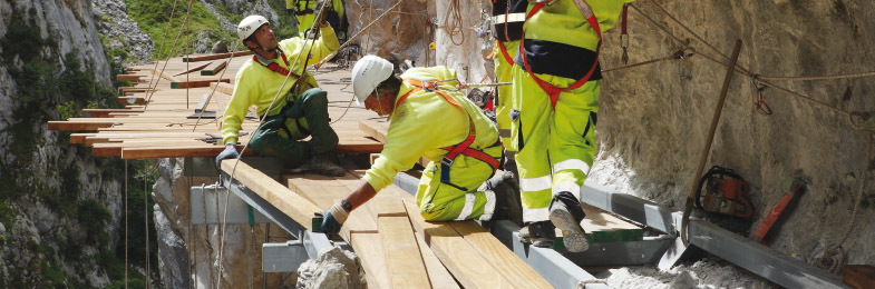 Obreros durante la construcción de la pasarela en altura del Cares