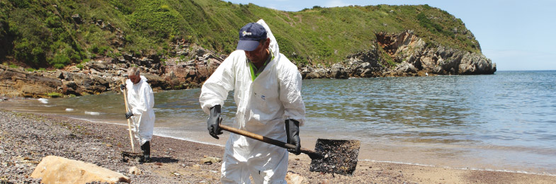 Técnicos durante las labores de limpieza de la costa gallega