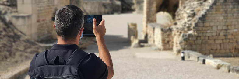 Hombre sacando una fotografía en un yacimiento 