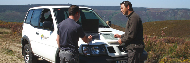 Personal de Tragsatec  trabajando en el campo sobre vehículo