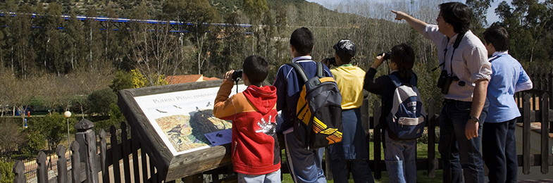 Trabajador del Grupo Tragsa en tareas de sensibilización ambiental con un grupo de niños