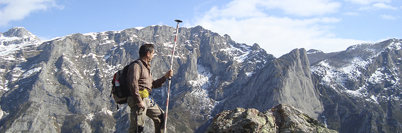 Trabajador del Grupo Tragsa oteando el paisaje desde la montaña