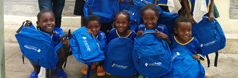Estudiantes etíopes participantes en carrera solidaria con sus mochilas deportivas 